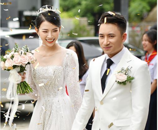 Vợ chồng Phan Mạnh Quỳnh đăng ảnh kỉ niệm một năm ngày cưới, netizen ‘ào ào’ xin vía, bà xã nhạc sĩ ‘bày tỏ’ mong muốn có thêm thành viên mới - Ảnh 1